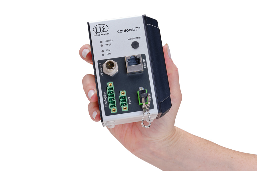 Contrôleur IFC2416 tenu à la main